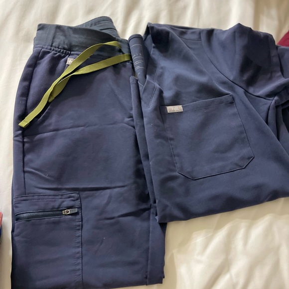 Figs scrubs set - Picture 1 of 3